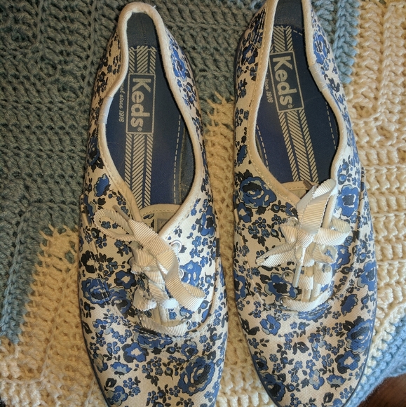 White keds with blue flowers - Picture 2 of 4